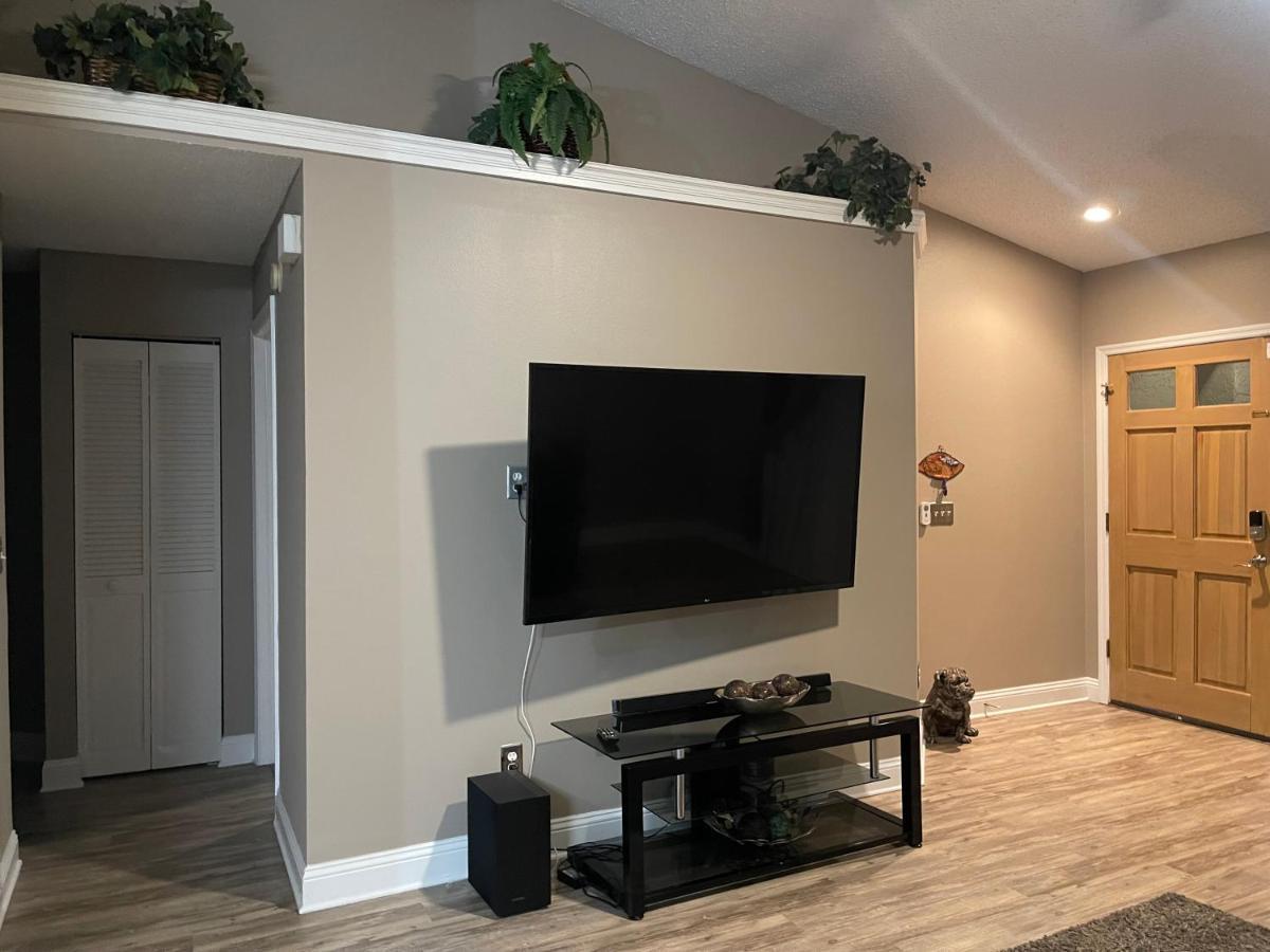 Cozy 3 Bedroom Close To Everything In Tampa! *