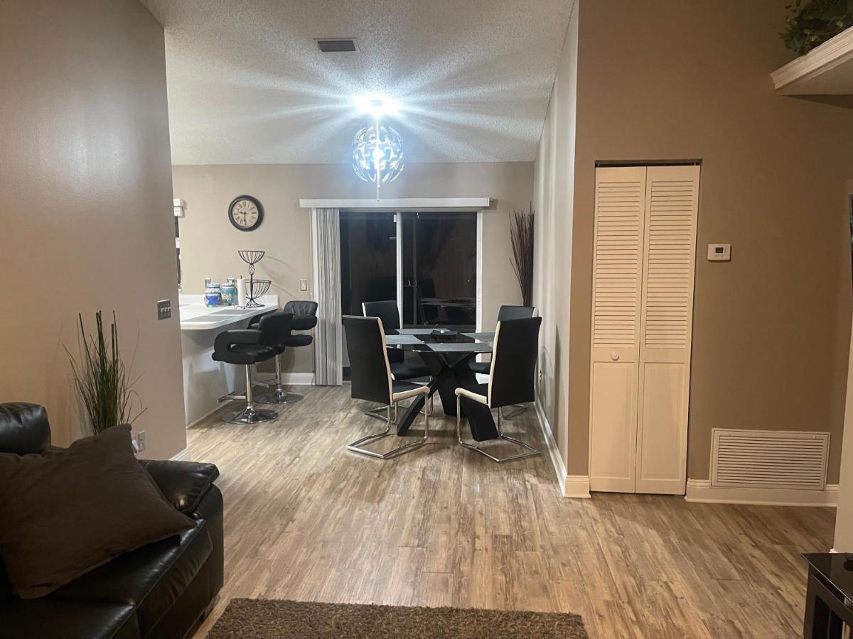 Cozy 3 Bedroom Close To Everything In Tampa! Holiday home
