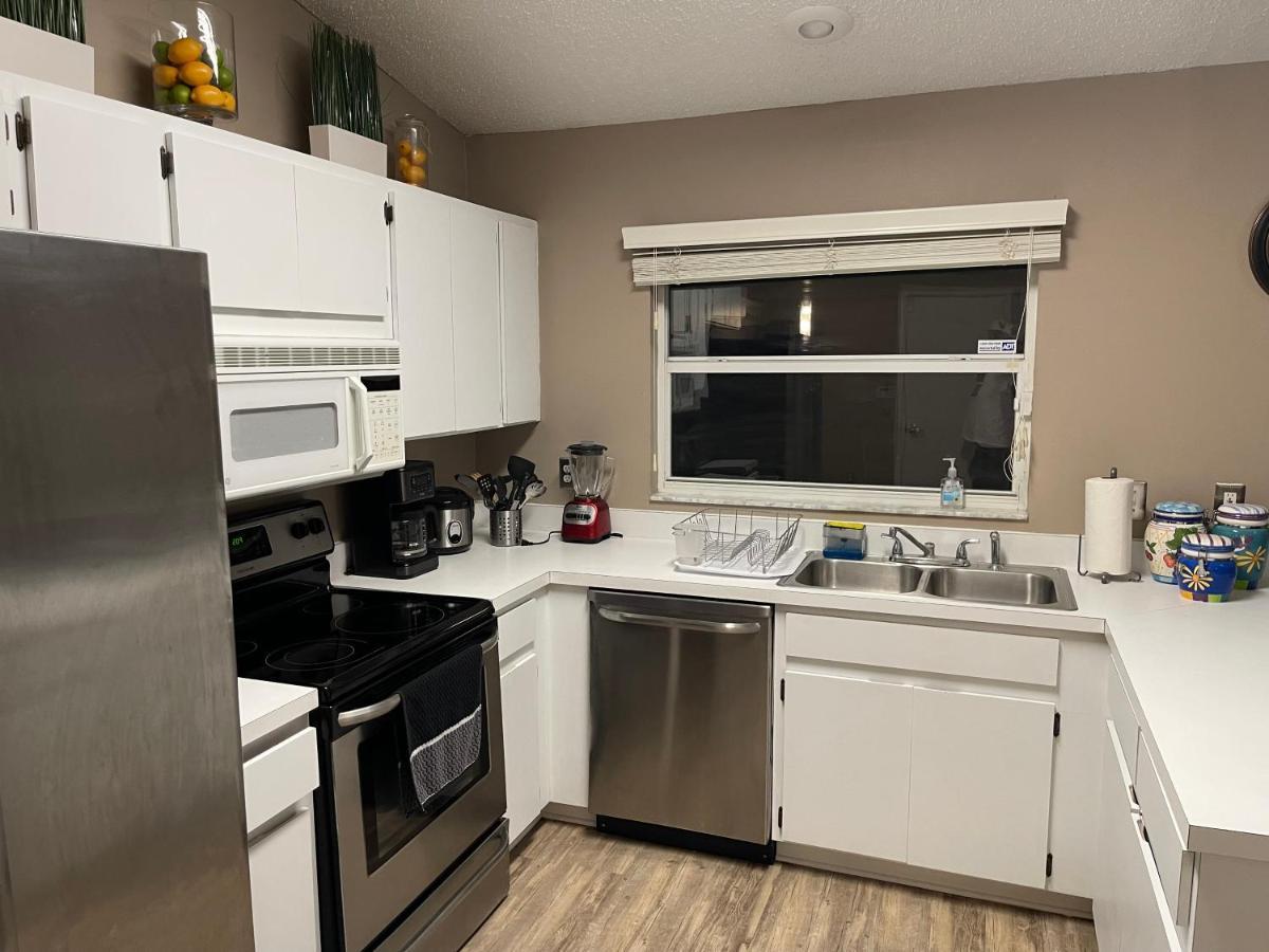 Cozy 3 Bedroom Close To Everything In Tampa! Holiday home Tampa