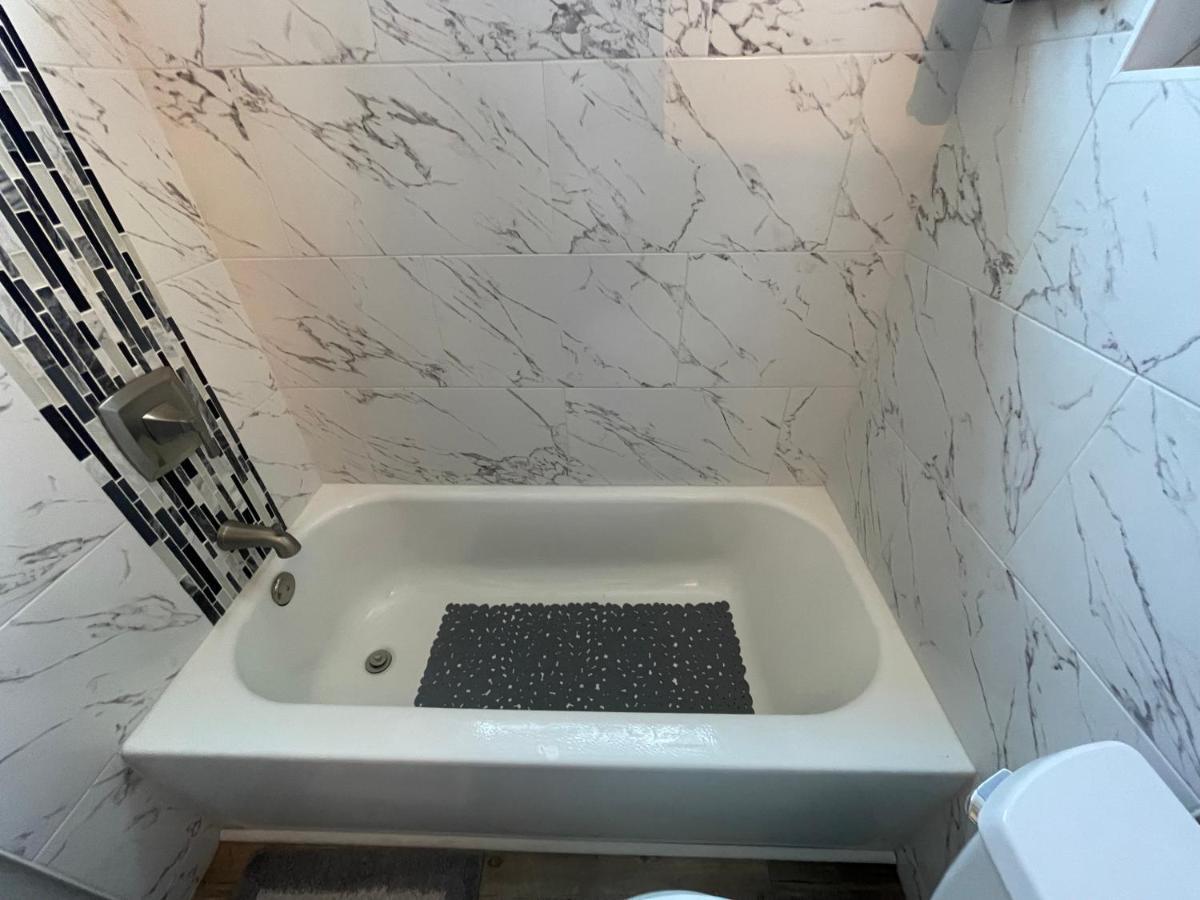 Cozy 3 Bedroom Close To Everything In Tampa! *