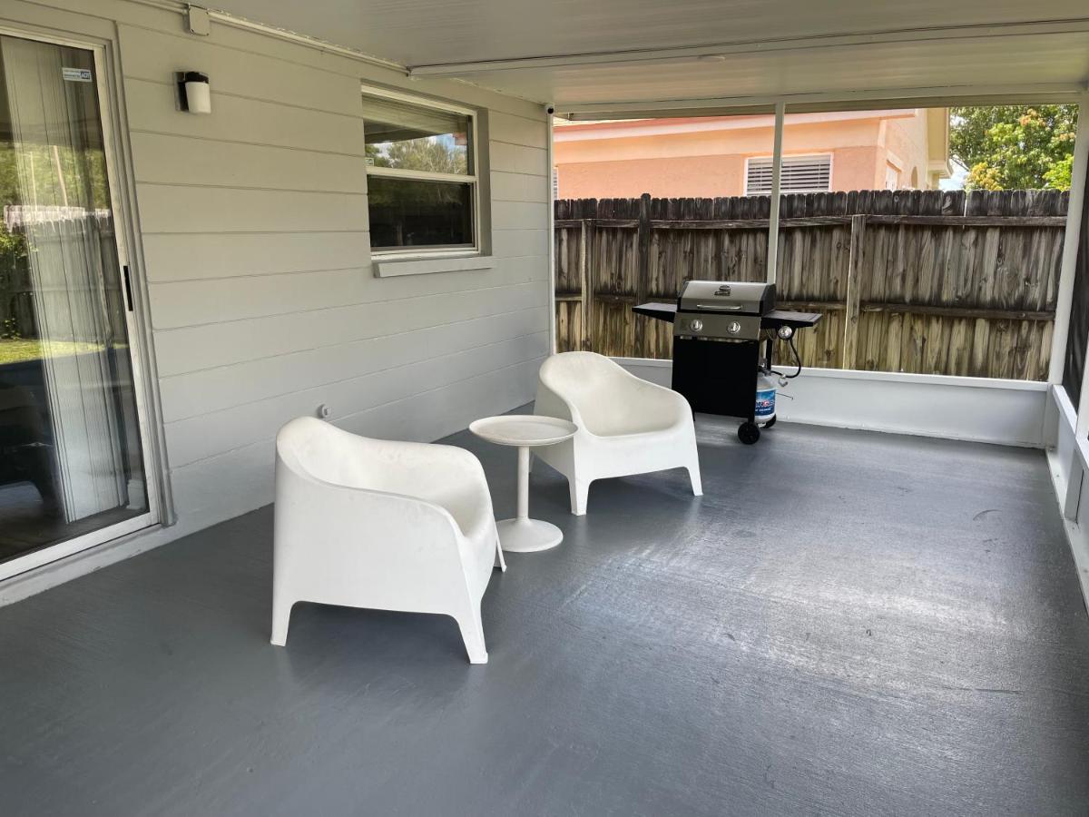 Cozy 3 Bedroom Close To Everything In Tampa! Holiday home Tampa